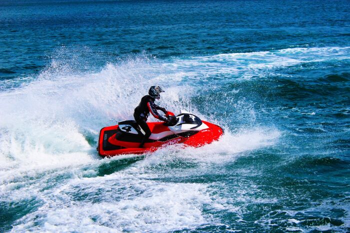 jetski-3984382_1920.jpg