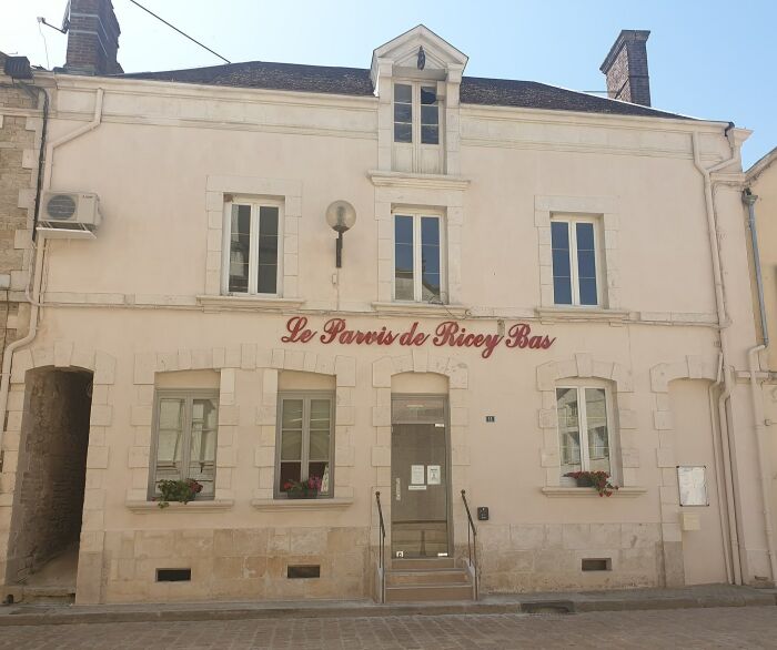 Le parvis de Ricey-Bas.jpg Le parvis de Ricey-Bas.