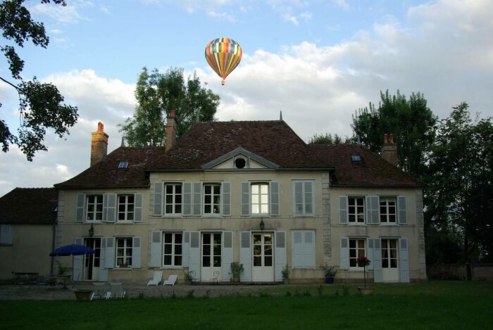 Château de Géraudot et Montgolfiere Lac d'Orient.jpg