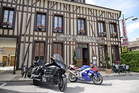 hotel-restaurant-le-tadorne-galerie-parking-motos.jpg Hôtel le Tadorne