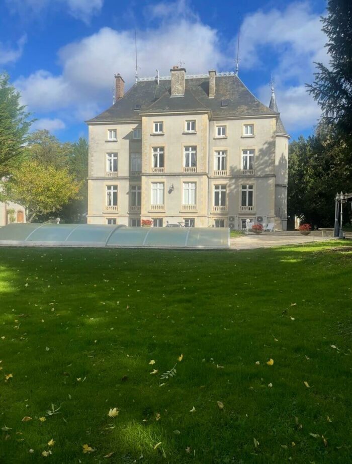 Le petit chateau Chambres d'hôtes Vendeuvre-sur-Barse Forêt d'Orient (3).jpg Nadine ARTUS