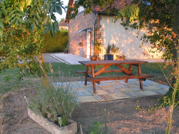 Terrasse avec table pique-nique.jpg Le Gîte de la Plaine