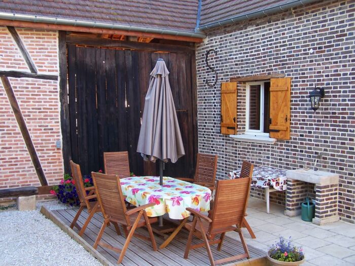 La terrasse et son salon de jardin la Colin'Othe