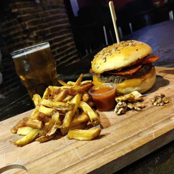 Burger 2.jpg ©Le Dropkick Bar