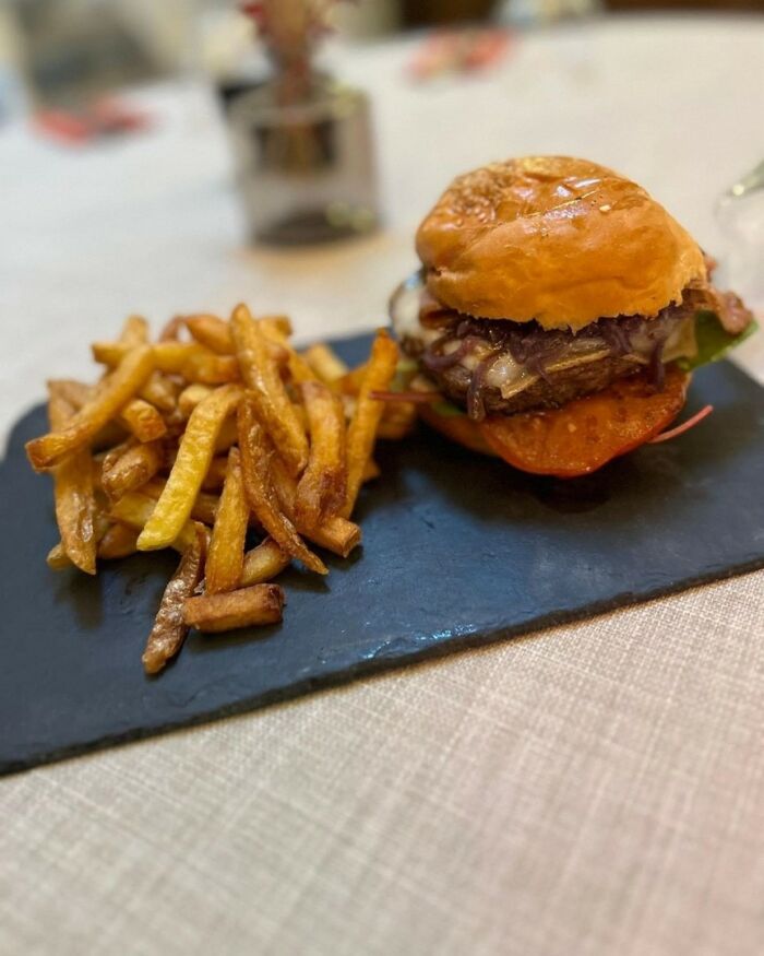 Burger Pain de la boulangerie du lactomme de malices et fromage blanc, oignons caramélisés, tom.jpg © G.G & E.T / Le Petit Champenois