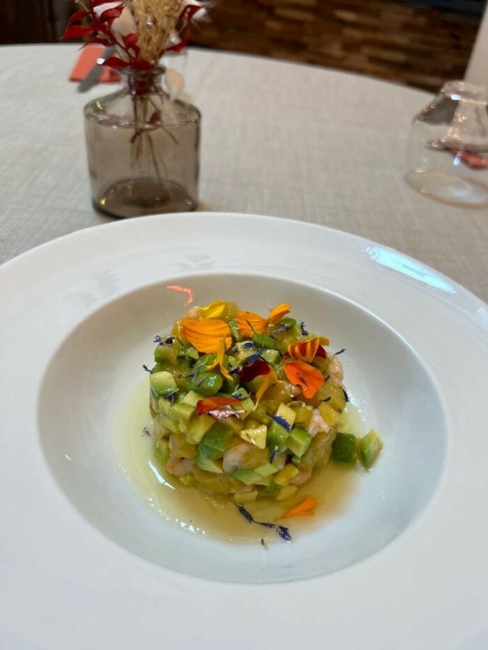 Tartare d’avocats, ananas caramélisé et crevettes. Vinaigrette acidulée.jpg © G.G & E.T / Le Petit Champenois